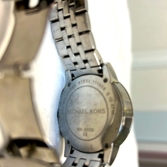 Michael Kors MK5020 wristwatch woman’s quartz. Pre-used with new battery.